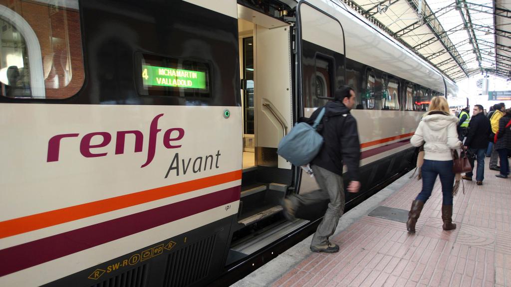 El tren Avant en la estación Campo Grande de Valladolid