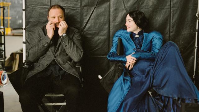 Yorgos Lanthimos y Emma Stone en el rodaje de 'Pobres criaturas'. Foto: Disney