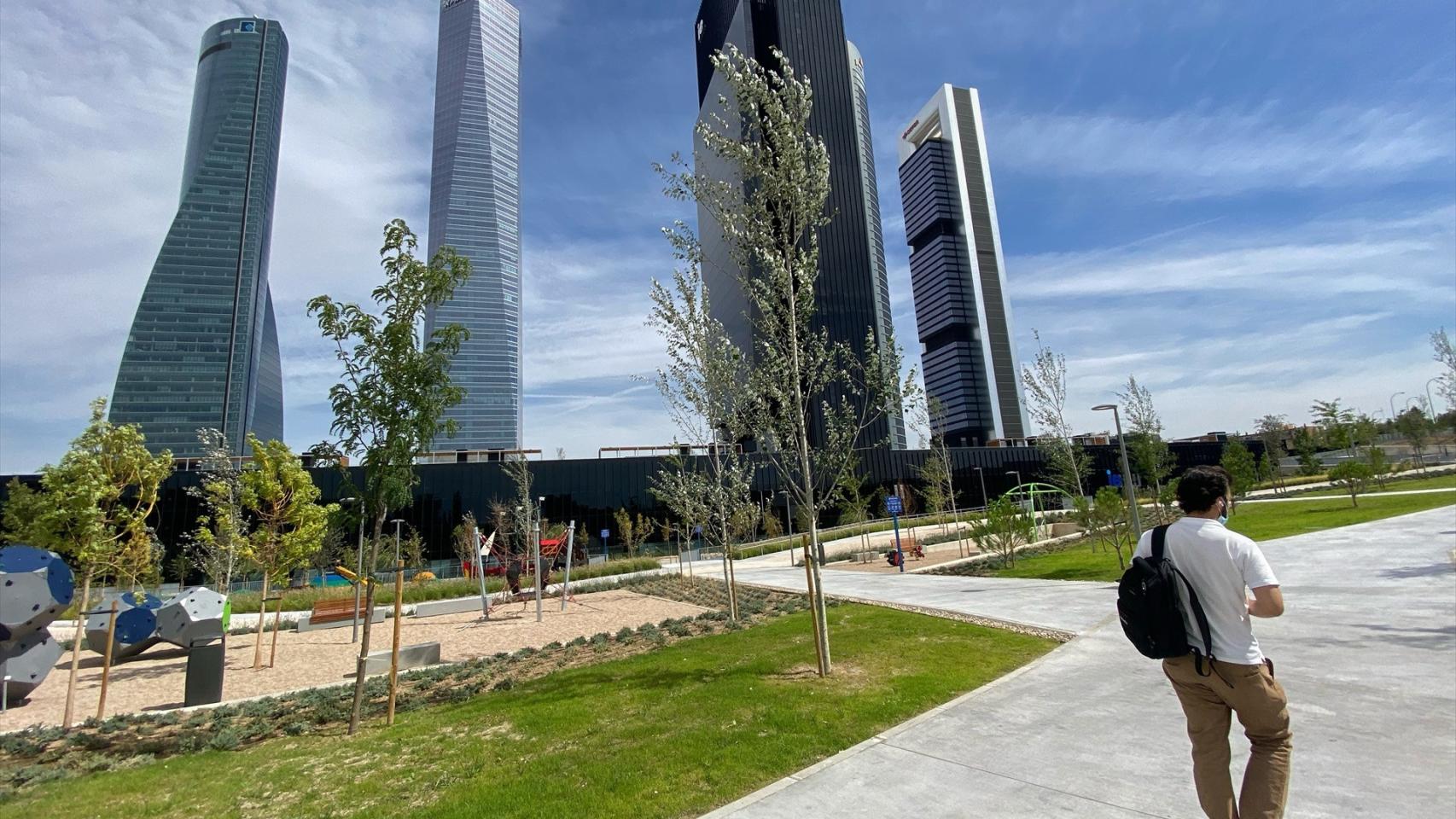 Una persona pasa por delante del Parque Caleido, junto a las Cuatro Torres.