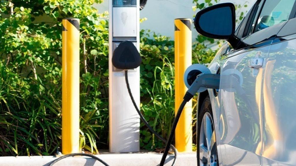 Coche eléctrico en un punto de recarga.