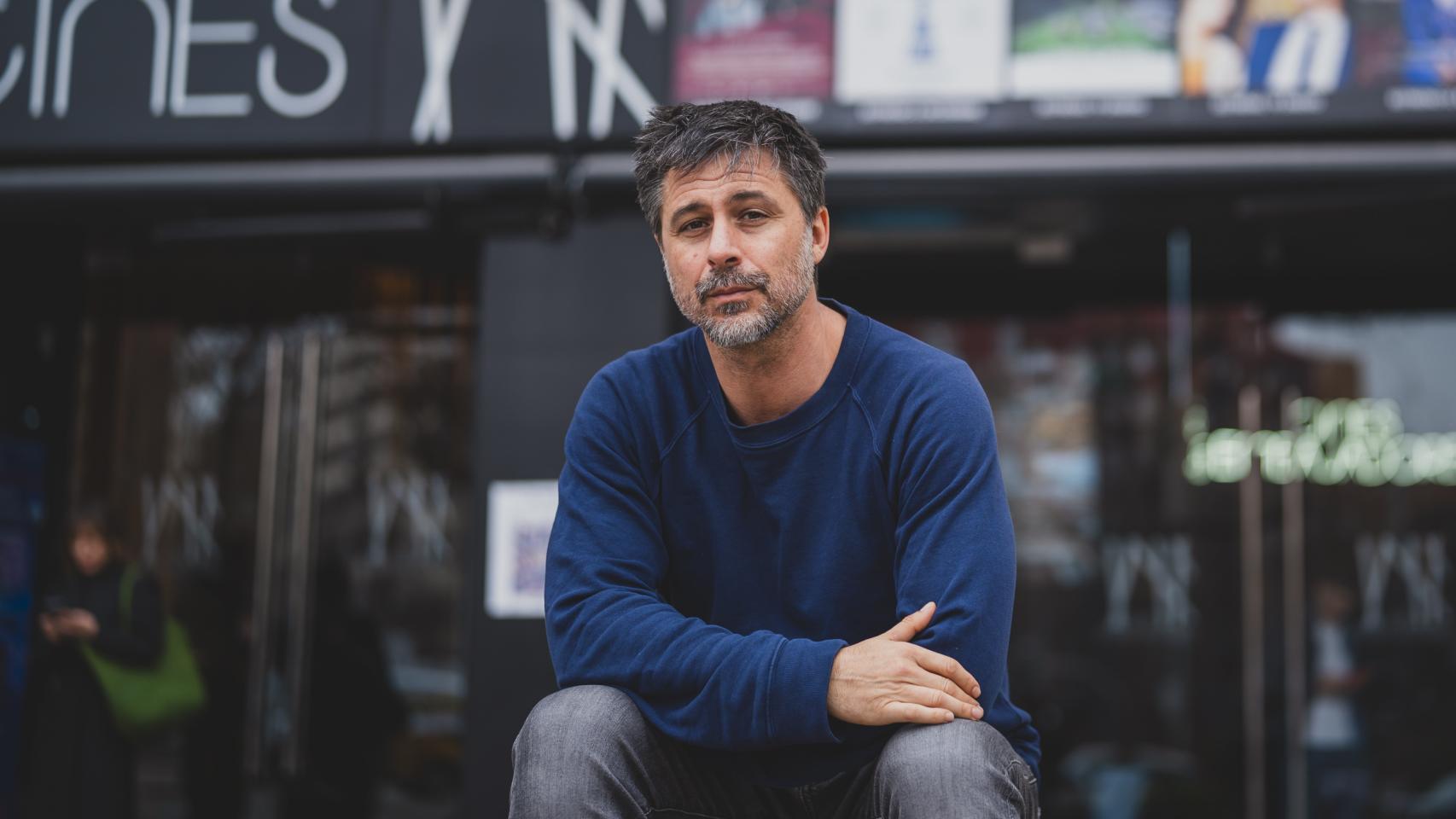 Hugo Silva posa para EL ESPAÑOL | Porfolio frente a los cines Embajadores.