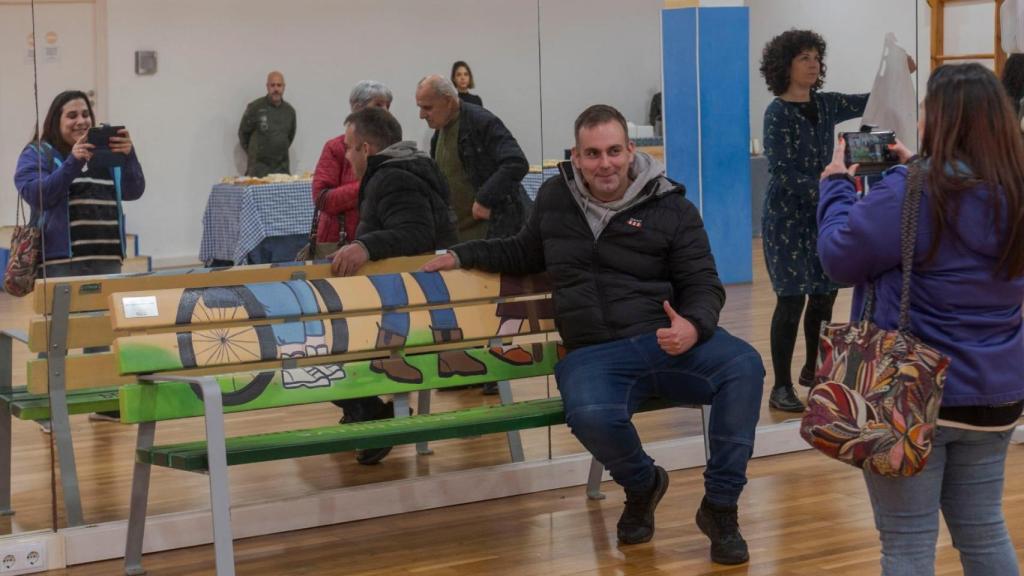 Bergondo (A Coruña) convierte nueve bancos en un mensaje de justicia social