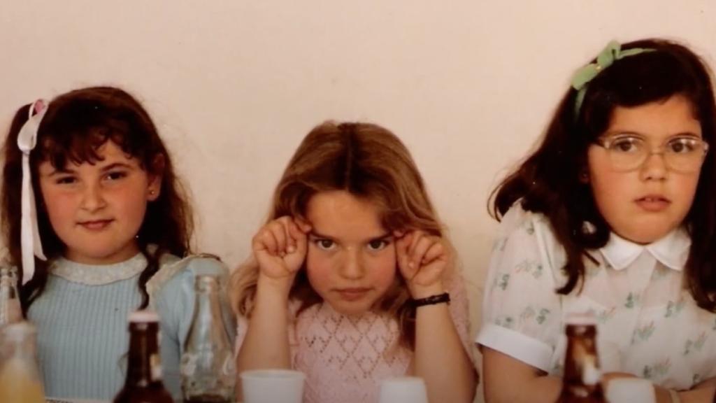 Pilar Alegría, en el centro de la imagen, en una foto de pequeña.