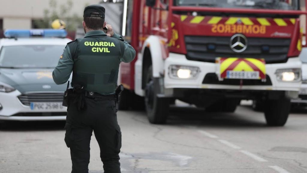 Imagen de archivo de un agente de la Guardia Civil frente a un camión de bomberos.