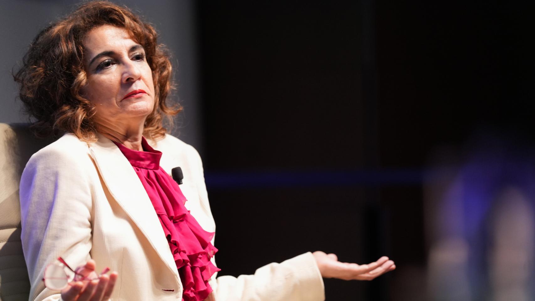 La vicepresidenta primera del Gobierno y ministra de Hacienda, María Jesús Montero (c), durante su participación en los Encuentros SER.