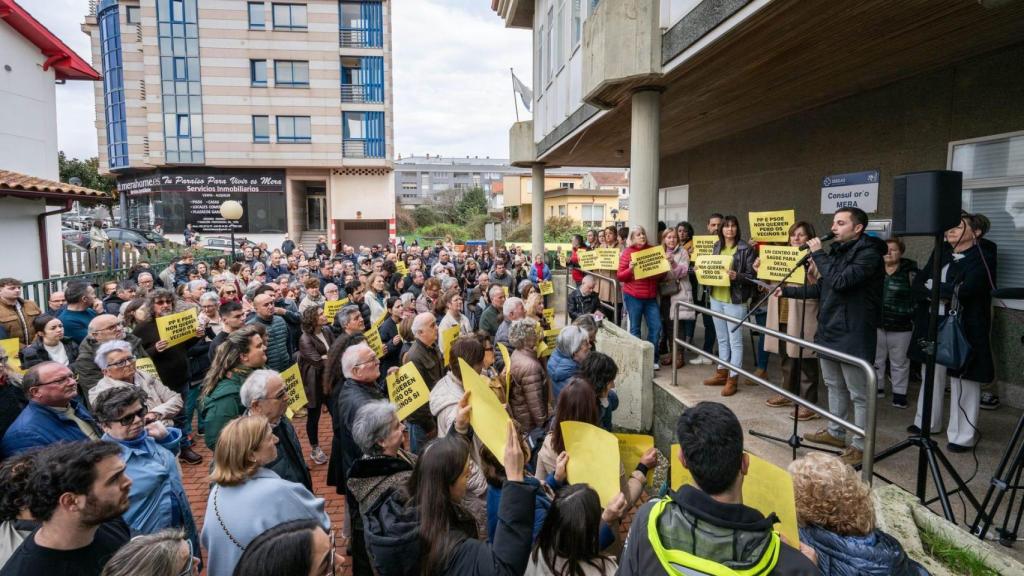 Concentración de vecinos de Meta frente a la Casa do Mar