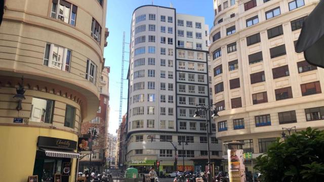 En el centro, el edificio de 12 plantas que ya rehabilita All Iron Re para hacer un apartahotel. EE