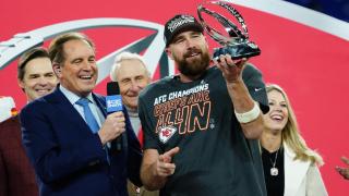 Travis Kelce levanta el trofeo Lamar Hunt AFC Championship tras derrotar a los Baltimore Ravens.