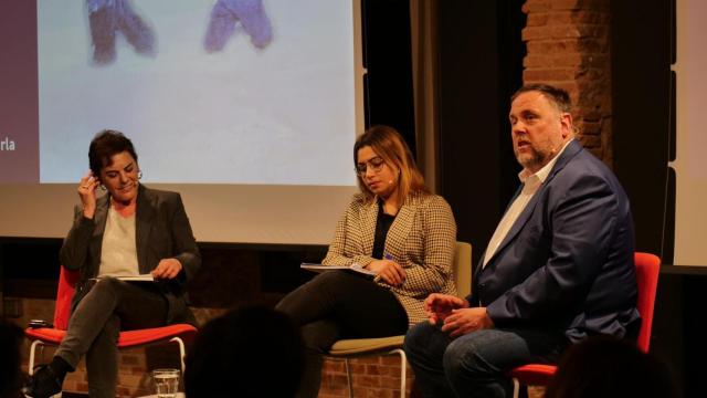 Mertxe Aizpurua y Oriol Junqueras, durante el diálogo que han mantenido este lunes.