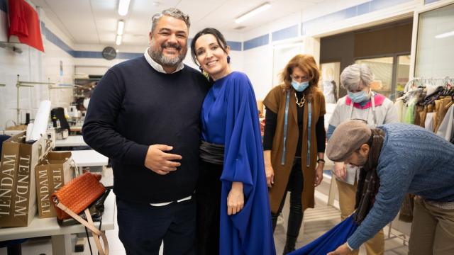 Cruz Sánchez de Lara junto al diseñador Nacho Aguayo en la sede de APRAMP.