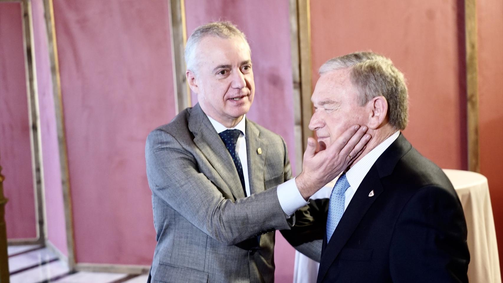 El Lehendakari Iñigo Urkullu saluda al exentrenador de fútbol Javier Clemente durante la gala de los Premios Sabino Arana 2023, en el Teatro Arriaga, el pasado domingo en Bilbao.