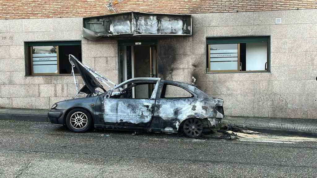Imagen del coche calcinado.