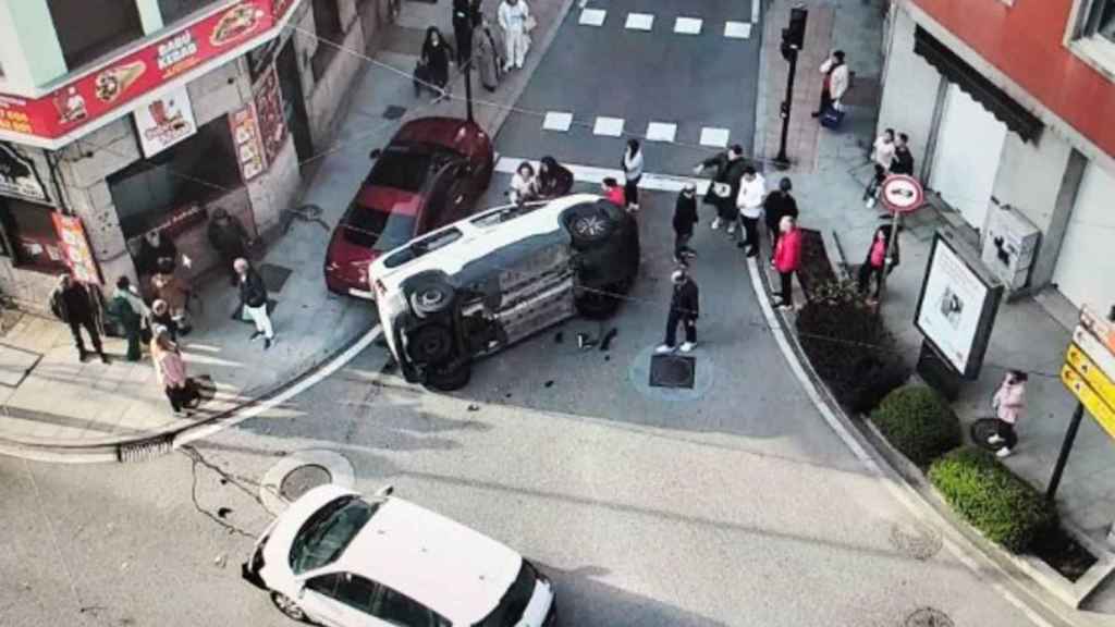 Imagen de la furgoneta volcada en el cruce entre Sanjurjo Badía y Buenos Aires.