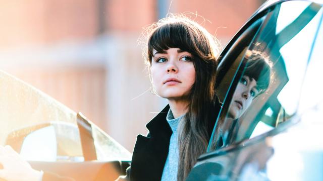 Mujer saliendo del coche