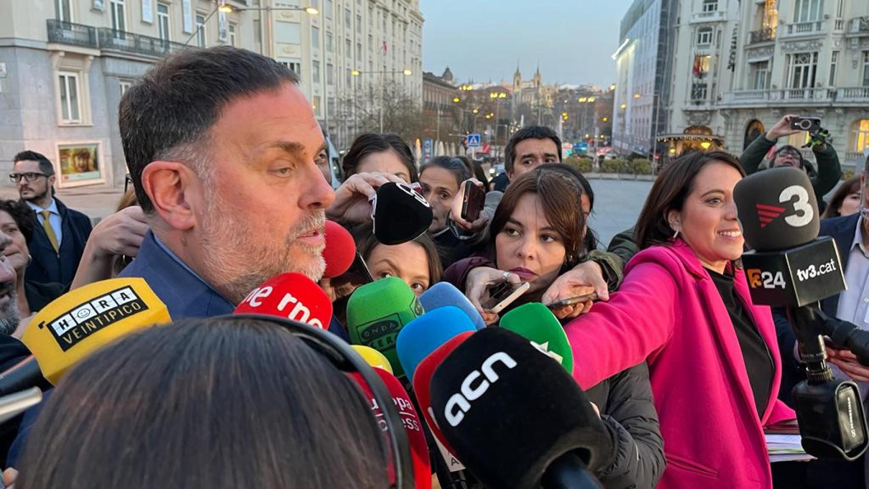 Junqueras, presidente de ERC, atiende a la prensa a las puertas del Congreso, tras el 'no' de Junts a la Ley de Amnistía.