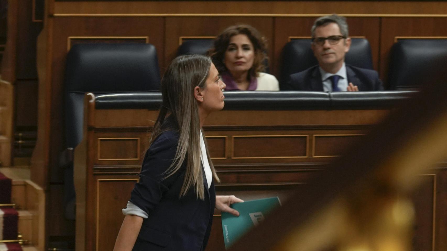 Nogueras (Junts), atraviesa en hemiciclo frente a los ministros María Jesús Montero y Félix Bolaños, este martes.