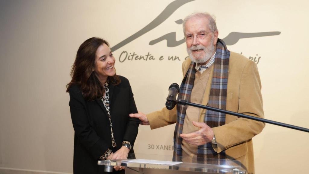 La alcaldesa de A Coruña, Inés Rey, y el artista gallego Siro López