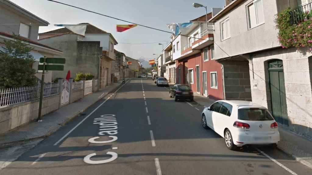 La Calle Caudillo de Beade, que pasará a llamarse Rúa do Ribeiro.