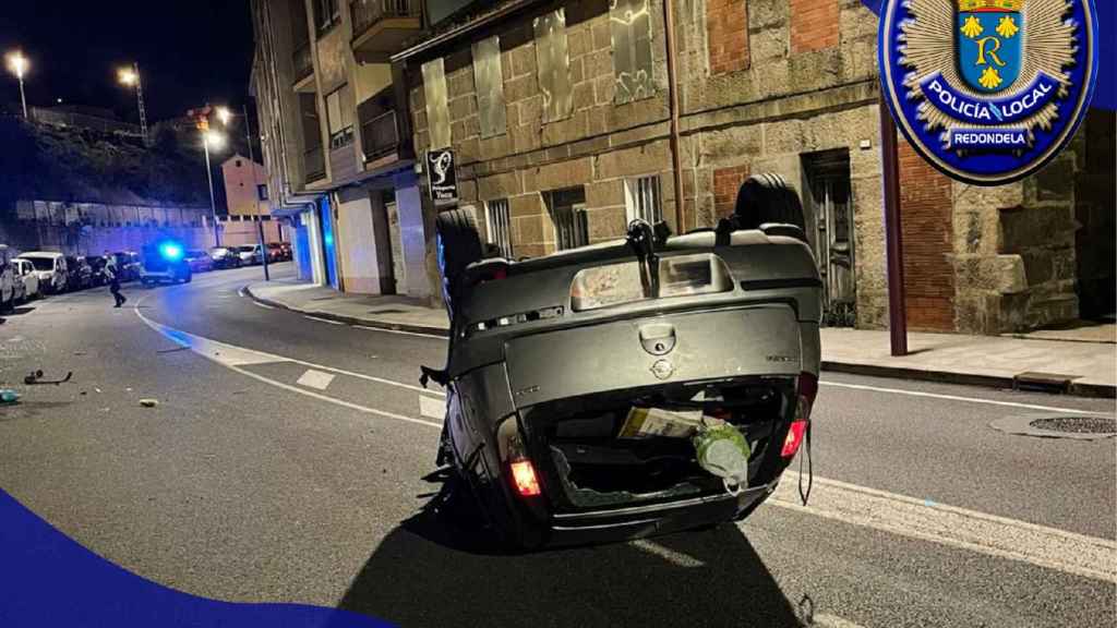 Un vehículo siniestrado en Redondela.