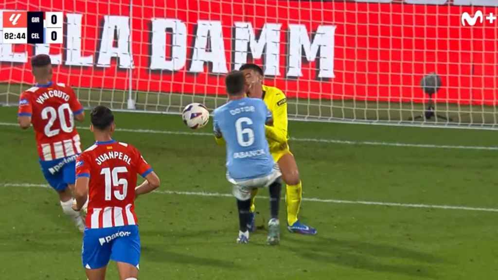 Imagen de la jugada polémica entre Gazzaniga y Dotor.