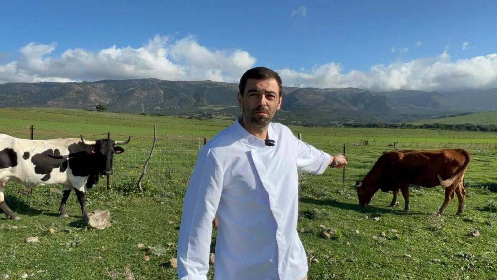 Paquito Santos, junto a dos ejemplares de sus vacas palurdas.