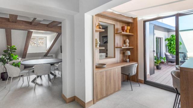 Interior de uno de los áticos en venta junto a Canalejas, en Madrid.