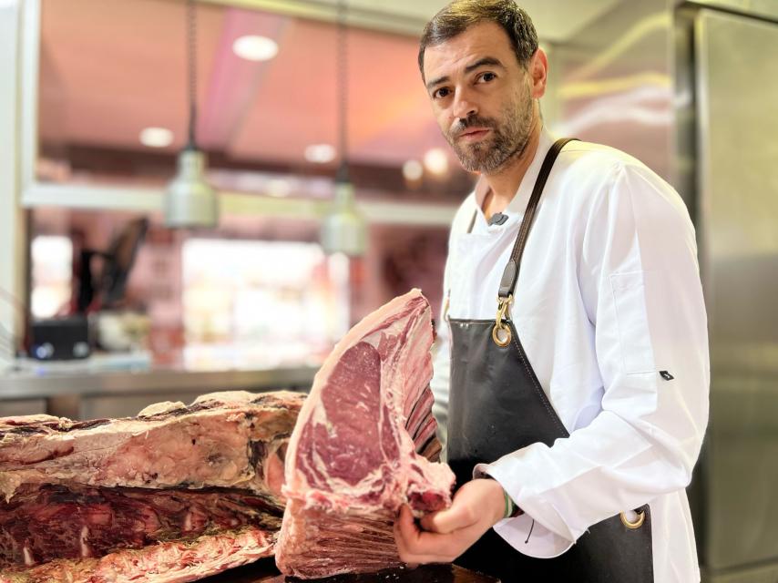 Paquito Santos muestra un chuletero de sus vacas palurdas, en el restaurante familiar 'El Rancho', en Tarifa.