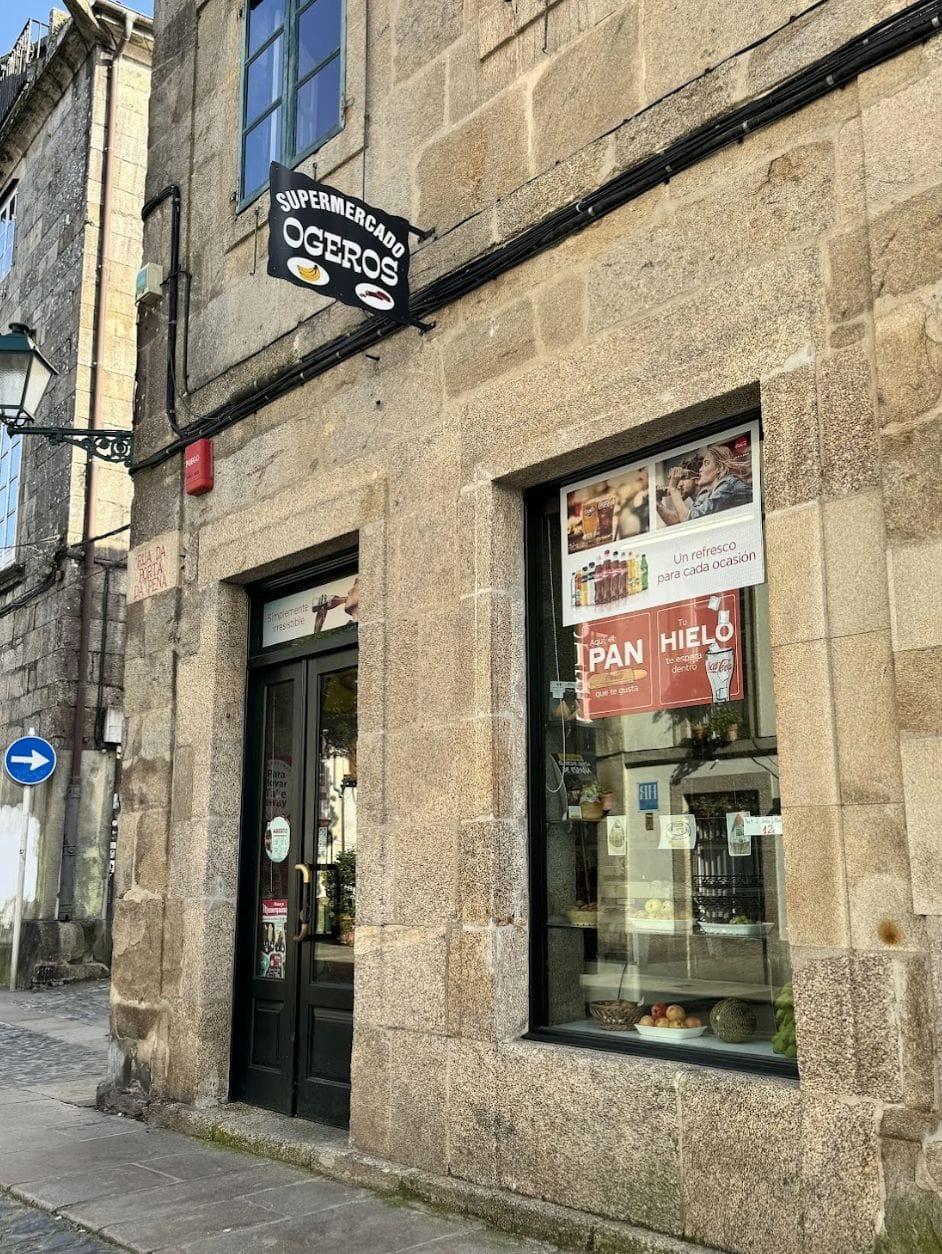 Supermercado Ogeros, en Porta da Pena.