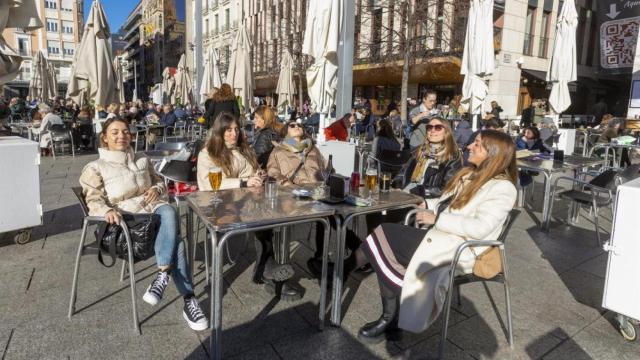 Un grupo de jóvenes en una terraza.