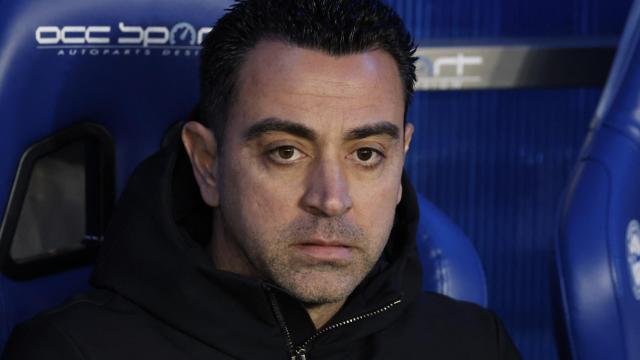 Xavi Hernández, en el banquillo de Mendizorroza