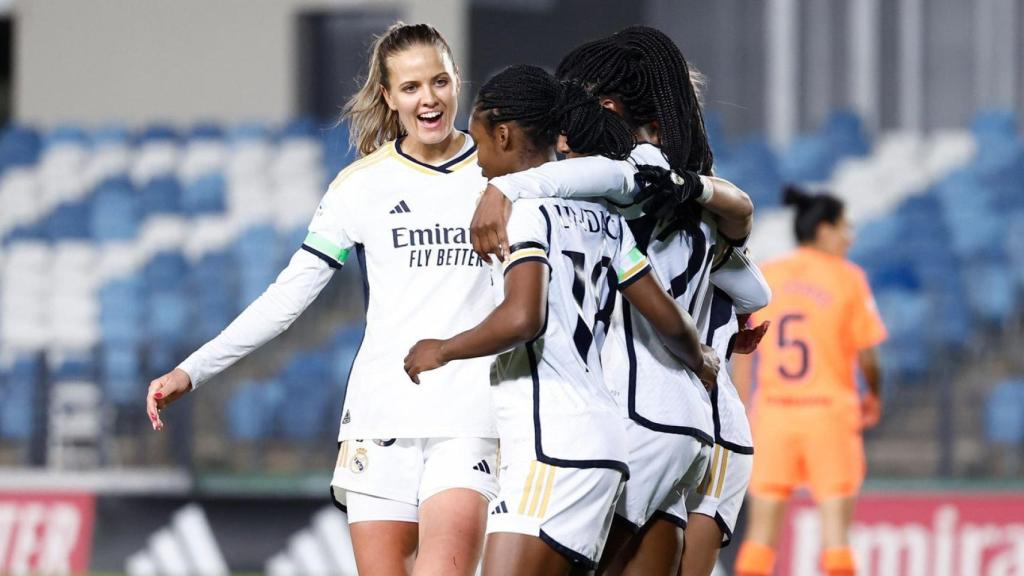 Las jugadoras del Real Madrid celebran un gol frente al Valencia.