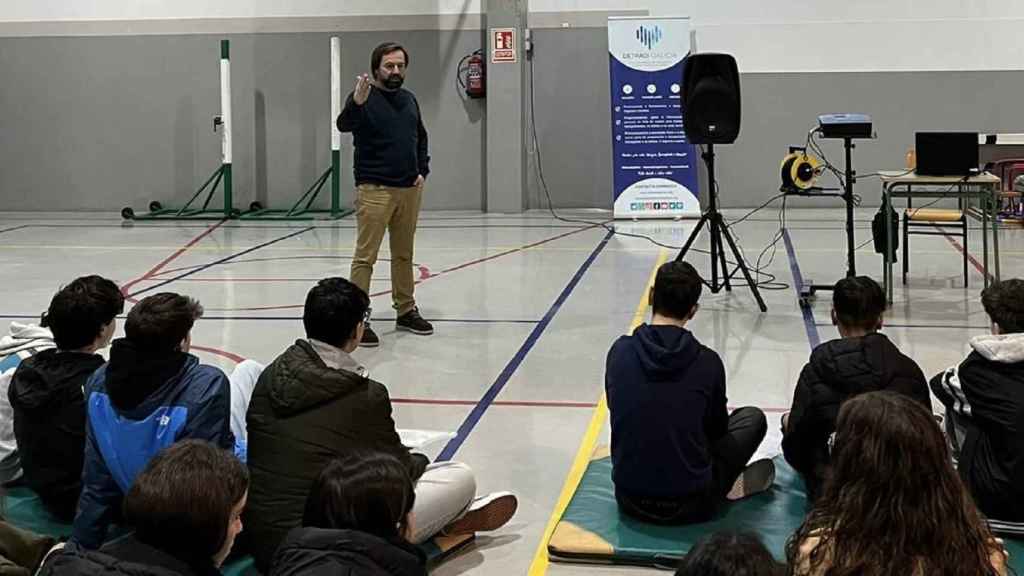 El doctor Lucas Lage en un centro educativo.