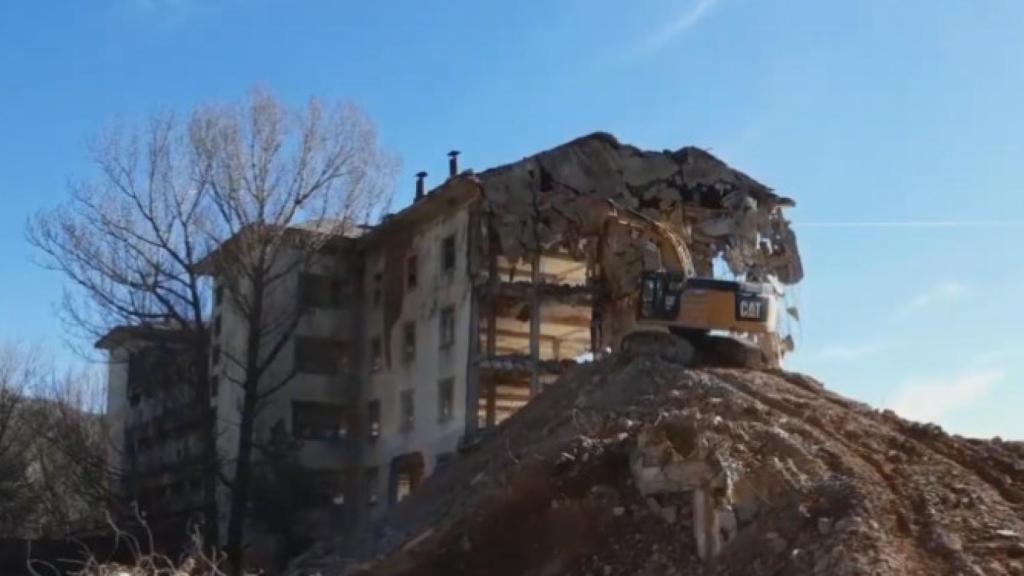 Una excavadora demoliendo el hospital del Santo Angel en La Barranca.