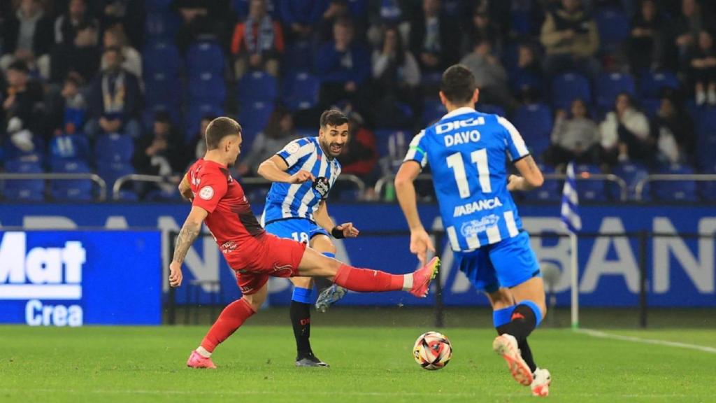 Un lance del partido entre el Deportivo y el Fuenlabrada.