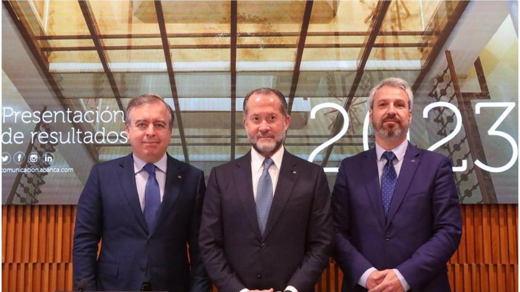 De izq. a dcha.: Francisco Botas, Juan Carlos Escotet Rodríguez y Alberto de Francisco