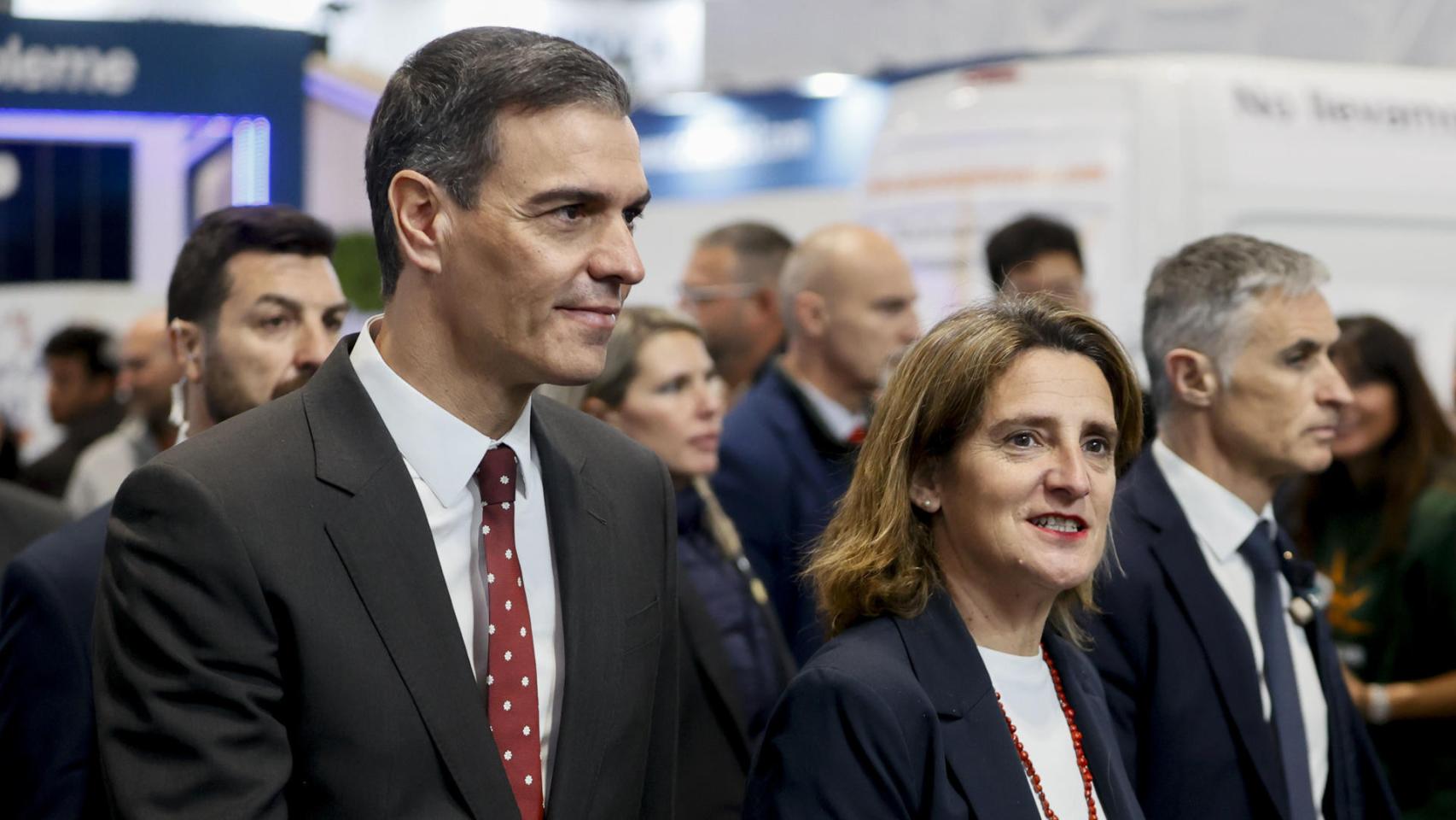 El presidente del Gobierno, Pedro Sánchez, y la vicepresidenta y tercera, Teresa Ribera, durante su visita a la feria Genera este martes.