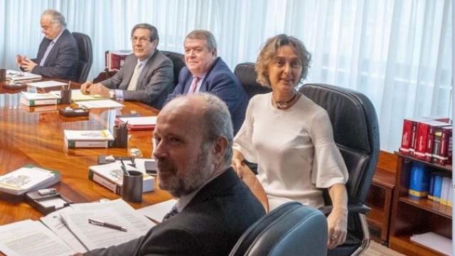 Juan Carlos Campo y Laura Díez Bueso, en primer plano, durante un pleno del TC, en una imagen de archivo./