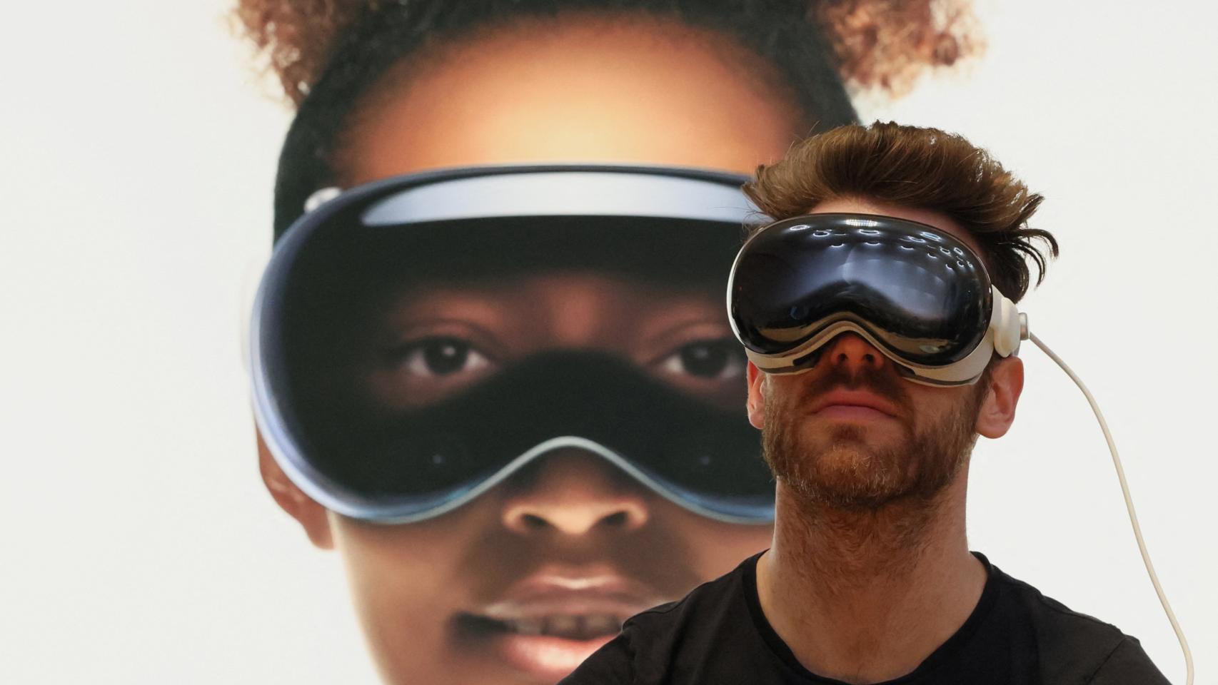 Usuario probando las Apple Vision Pro en la tienda de Nueva York