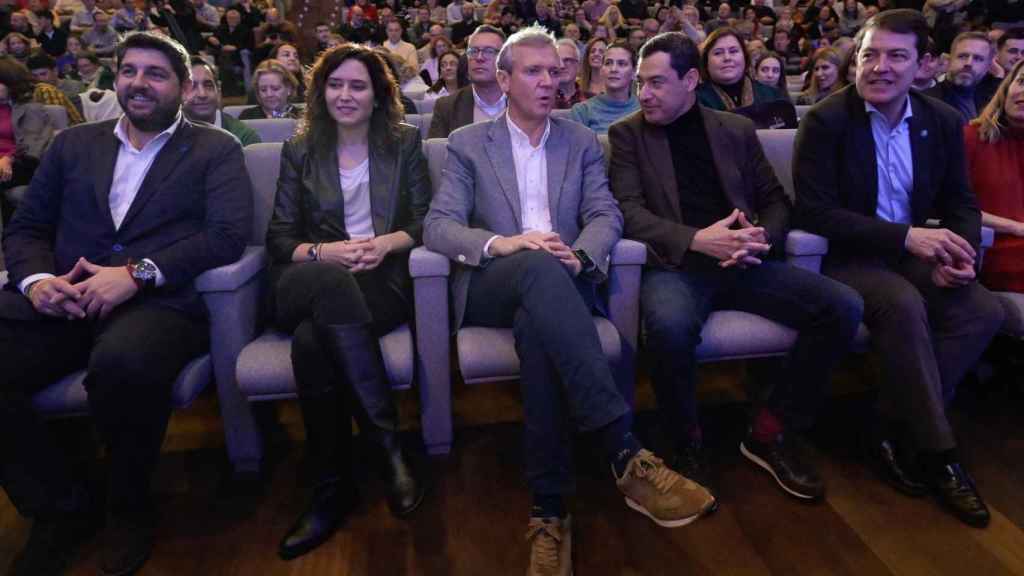 Rueda, entre Ayuso y Moreno, en el acto con presidentes autonómicos de enero en A Coruña.