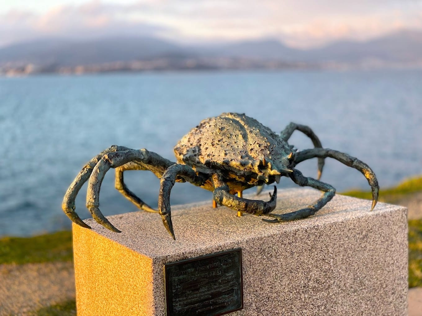Vista en detalle de la escultura de un centollo en el Paseo dos Peixes. Foto: Concello de Vigo