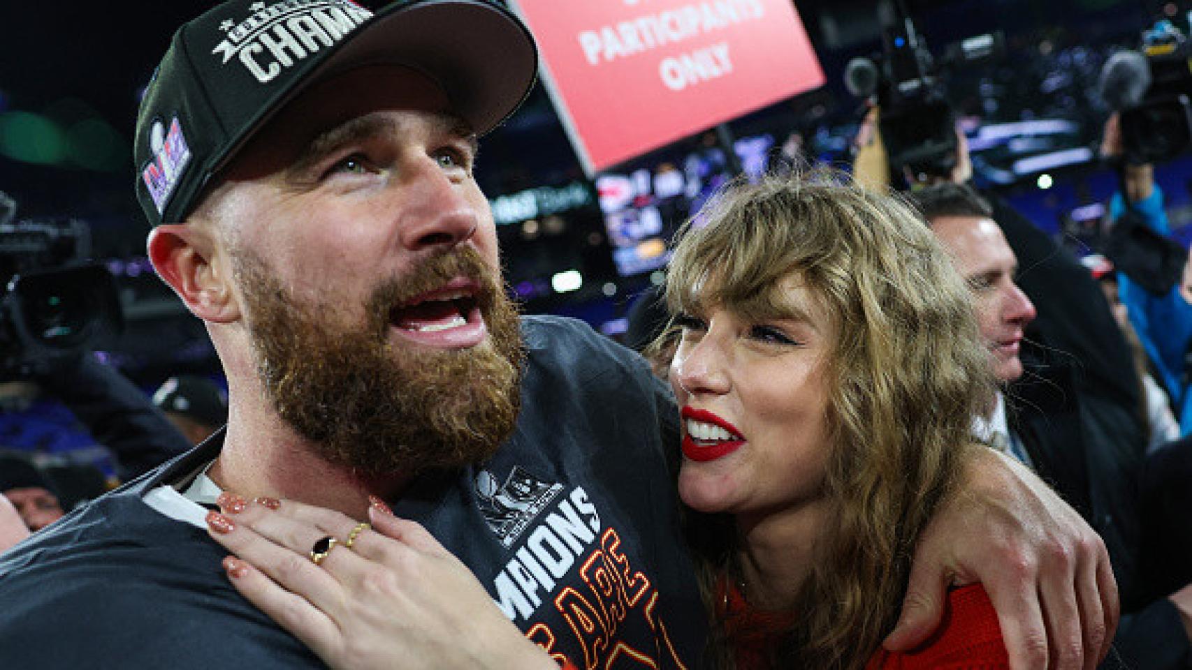 Travis Kelce y Taylor Swift en la celebración de la victoria de los Chiefs en Baltimore el 28 de enero.