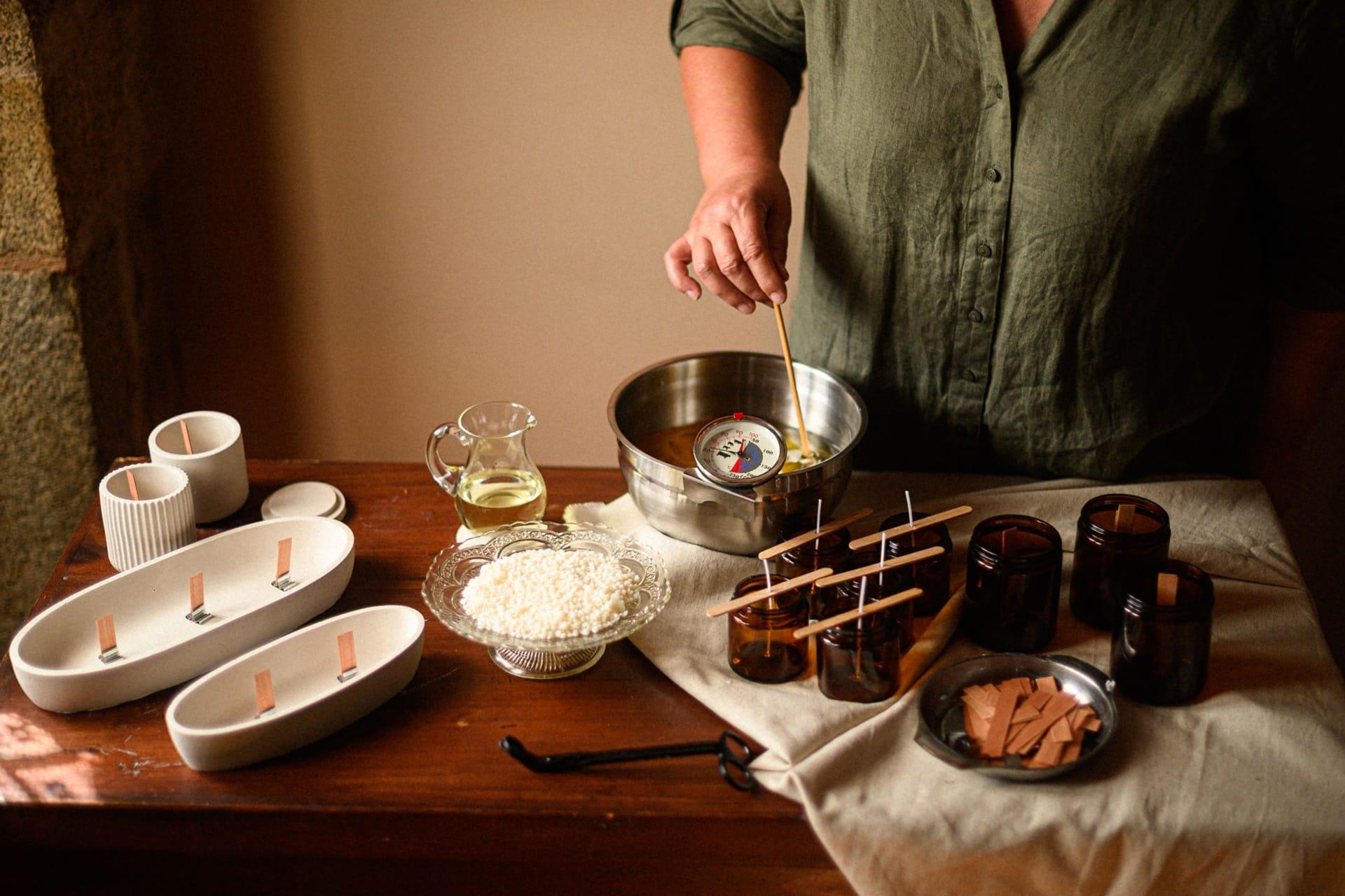 Ana García elabora varias velas en su taller de Teixeiro (Amora Fotografía. Andrea Morandeira).