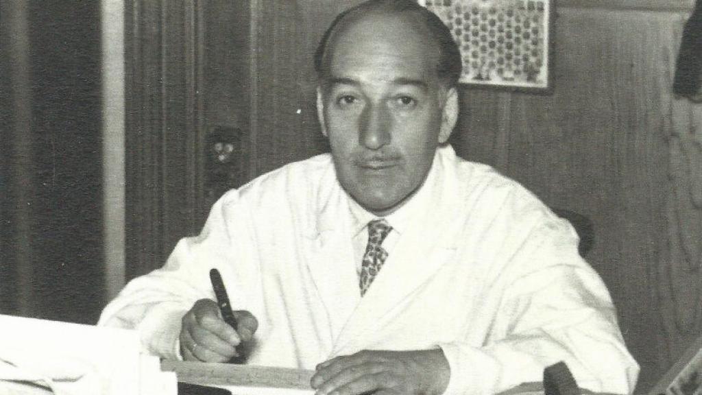 Padre de Borja Corcóstegui en su despacho.