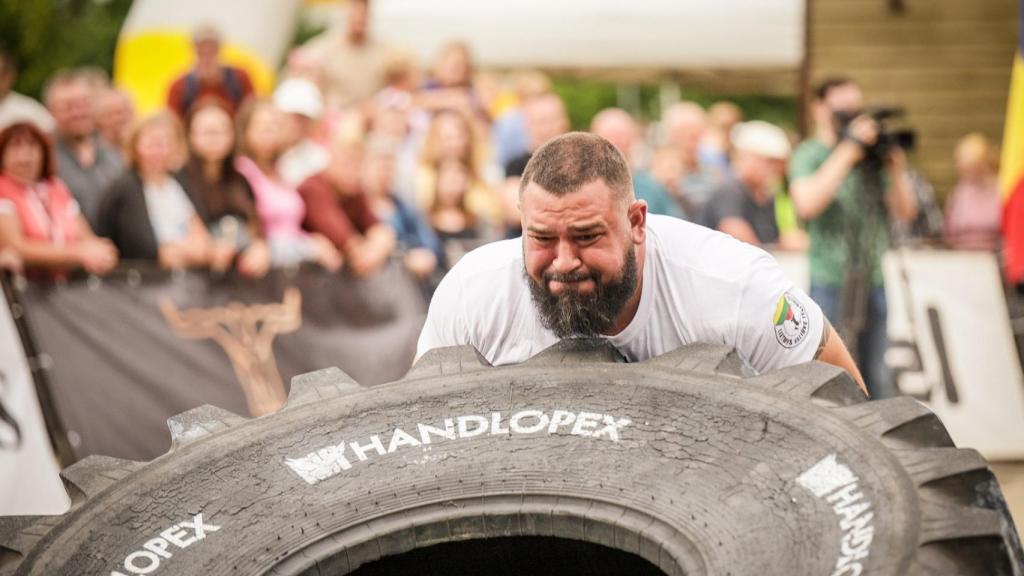 Joan Ferrer en una competición de Strongman.