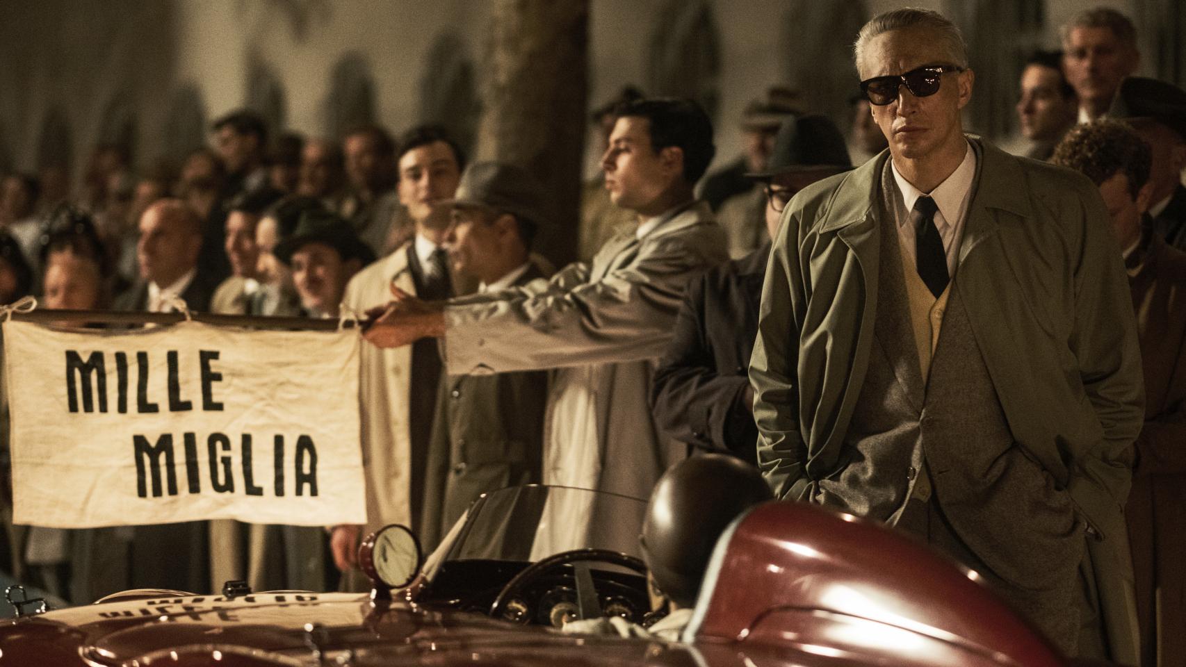 Adam Driver como Enzo Ferrari en un momento de la película 'Ferrari', de Michael Mann