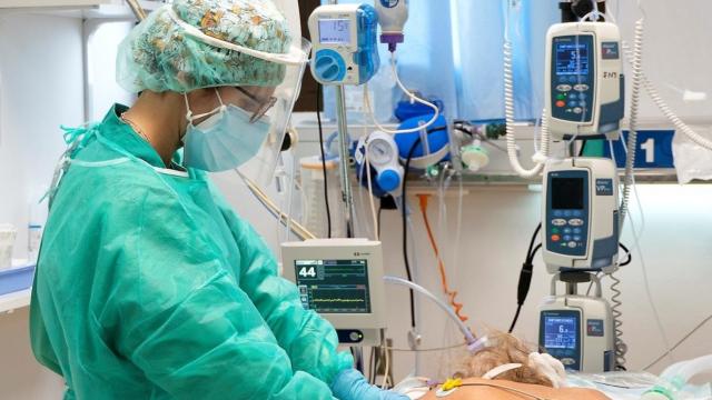 Un sanitario atiende a un paciente en un hospital, durante la pandemia de Covid.