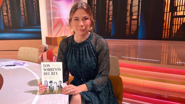 La periodista, en el plató de 'TardeAR' con su libro.