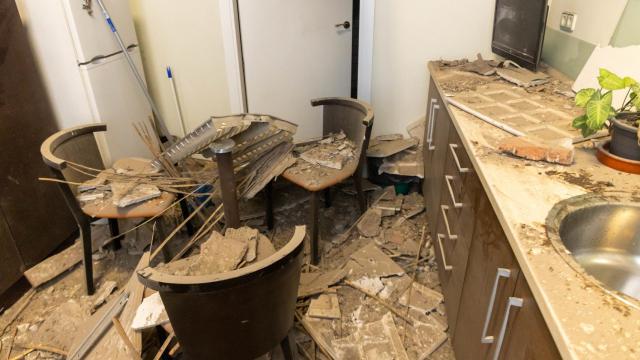 El desprendimiento del falso techo ha causado importantes daños.