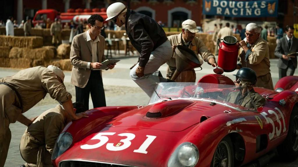 Momento de la película 'Ferrari' en el que De Portago llega a Roma
