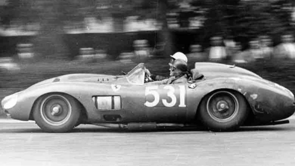 Alfonso de Portago, ante de su trágica muerte en la Mille Miglia 1957